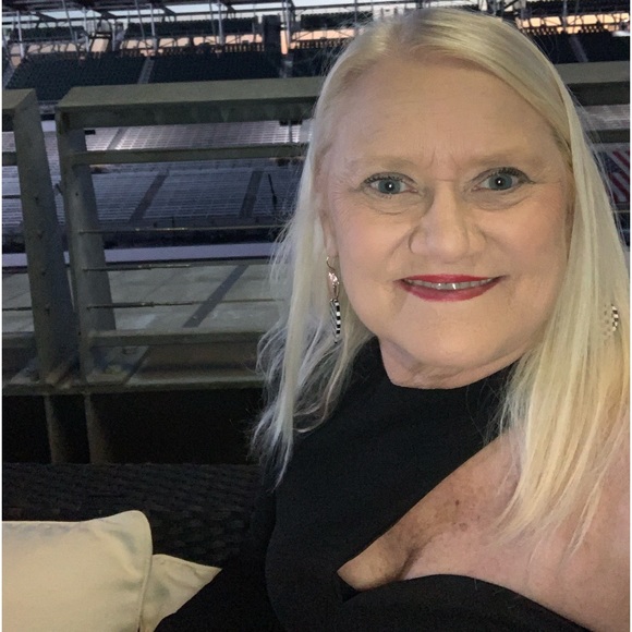 Meet your Posher, Deniece - Picture 2 of 3